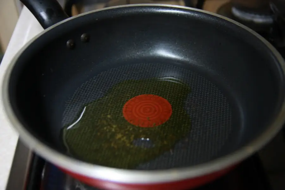후라이팬에 기름 두른 모습