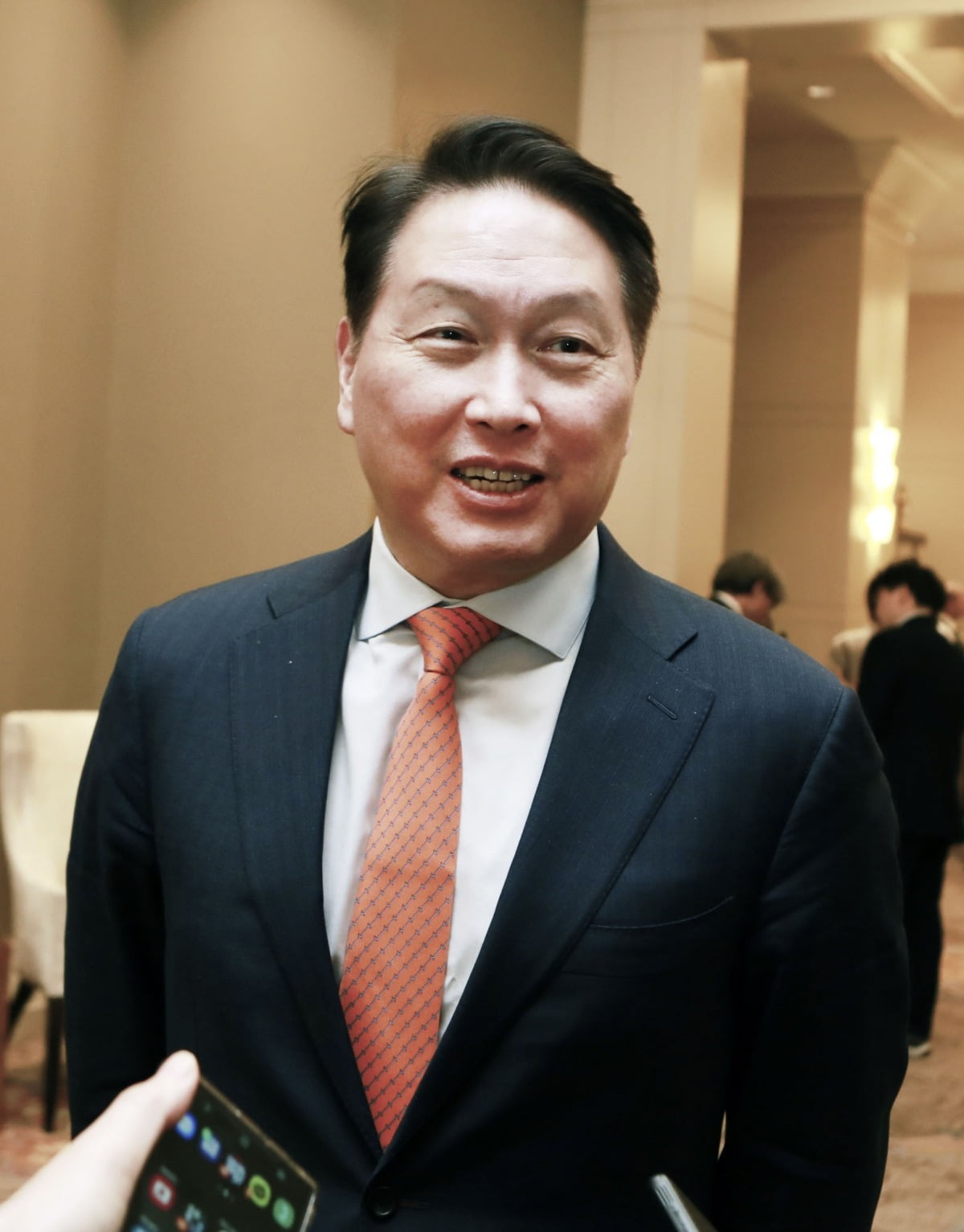 최태원 SK그룹 회장 겸 대한상의 회장이 2월 21일(현지 시간) 워싱턴 DC의 한 호텔에서 최종현학술원 주최로 열린 '2025 트랜스퍼시픽 다이얼로그(TPD)' 행사장에서 취재진과 만나 인터뷰하고 있다.