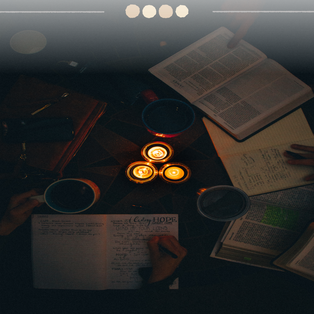 늦은 밤까지 공부하는 이미지