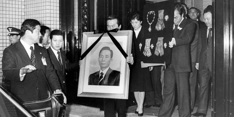 박정희 대통령 영정사진을 들고 있는 영화 서울의 봄 줄거리를 담고 있는 주요 장면