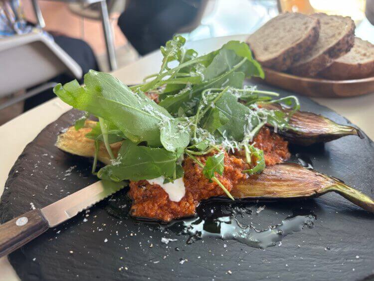 구운가지 위에 라구소스, 샤워크림, 루꼴라가 올라간 가지 라구 부르스케타