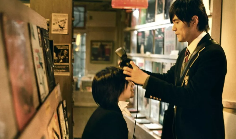 샤오위에게 헤드폰을 씌워주는 상륜