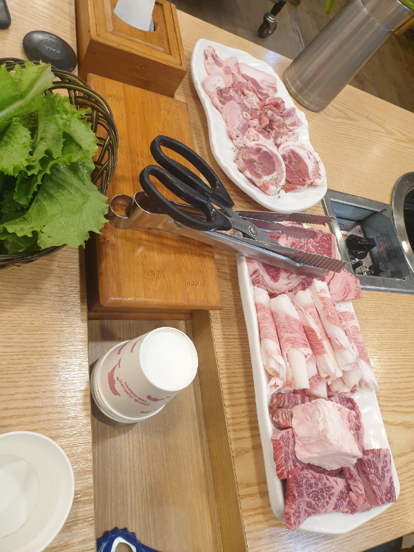 상추와 돼지고기 그리고 소고기가 보인다. 가위와 집게도 제공되었다.