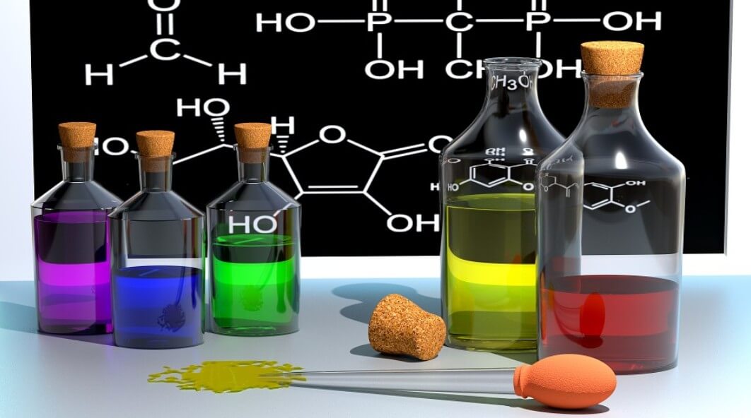 연구실에서 나온 종류별 성분을 실험병에 넣어둔 모습