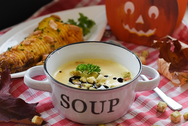 soup라고 적혀있는 그릇에 노란색 먹음직스러운 수프가 담겨있다