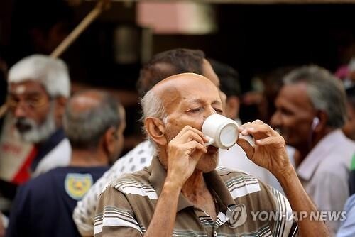 아침 거리에서 커피를 마시는 인도인