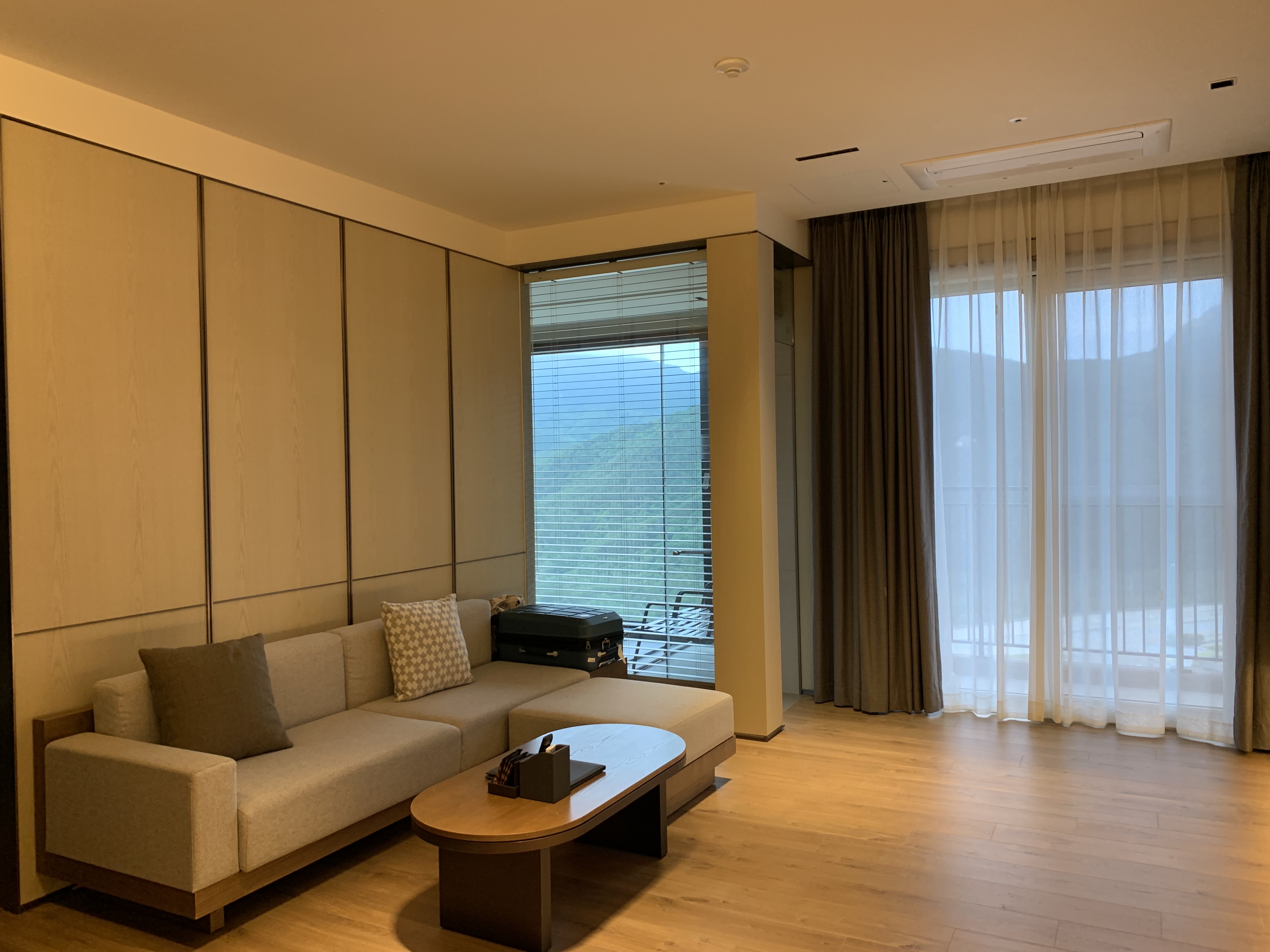 소노펠리체-델피노-실버스위트-거실