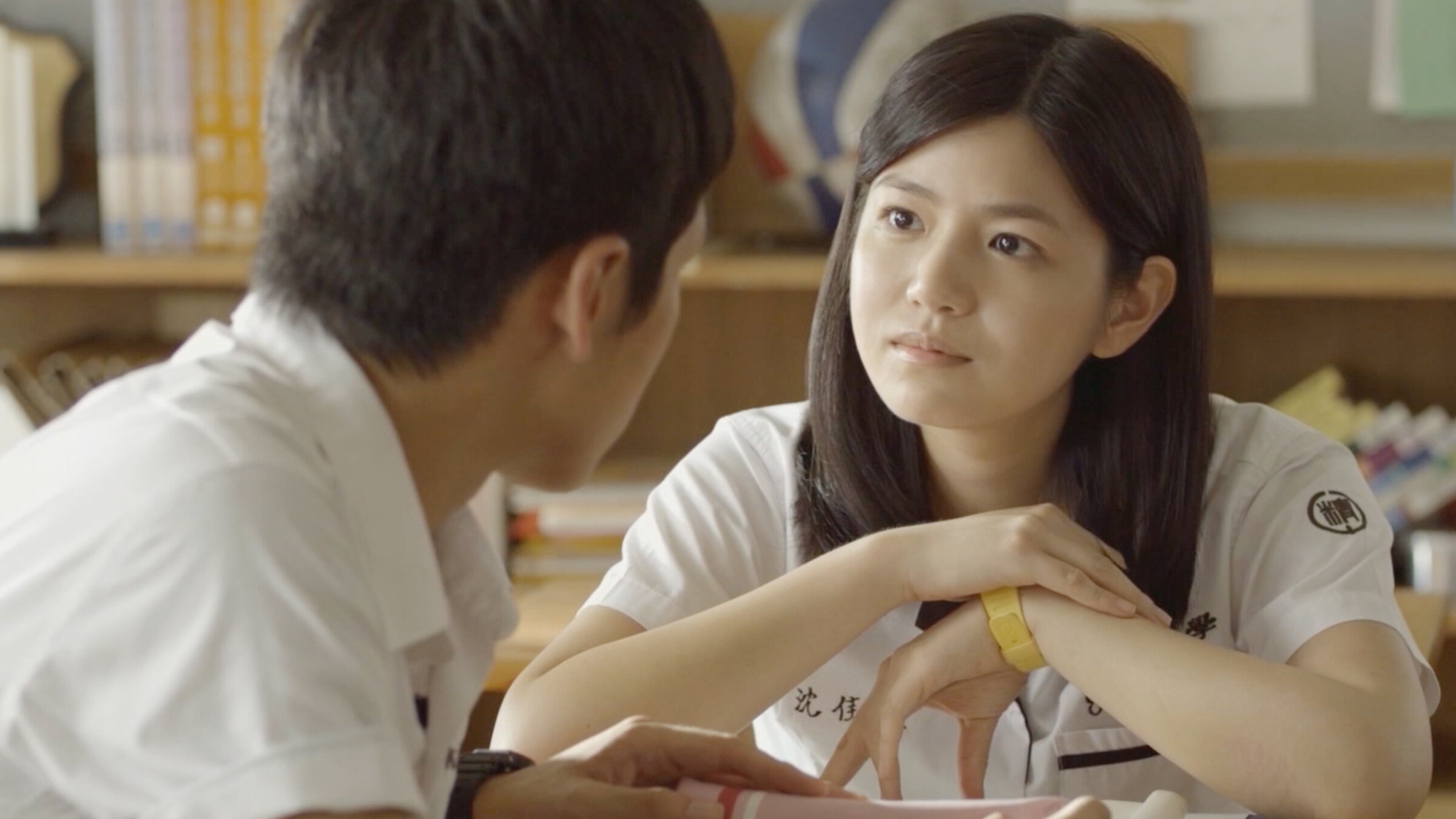 영화 그 시절 우리가 좋아했던 소녀에서 커징텅을 바라보는 션자이이의 교실 장면