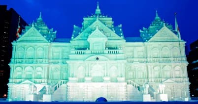 흰색 건물에 빛이 비춰지고 있다.