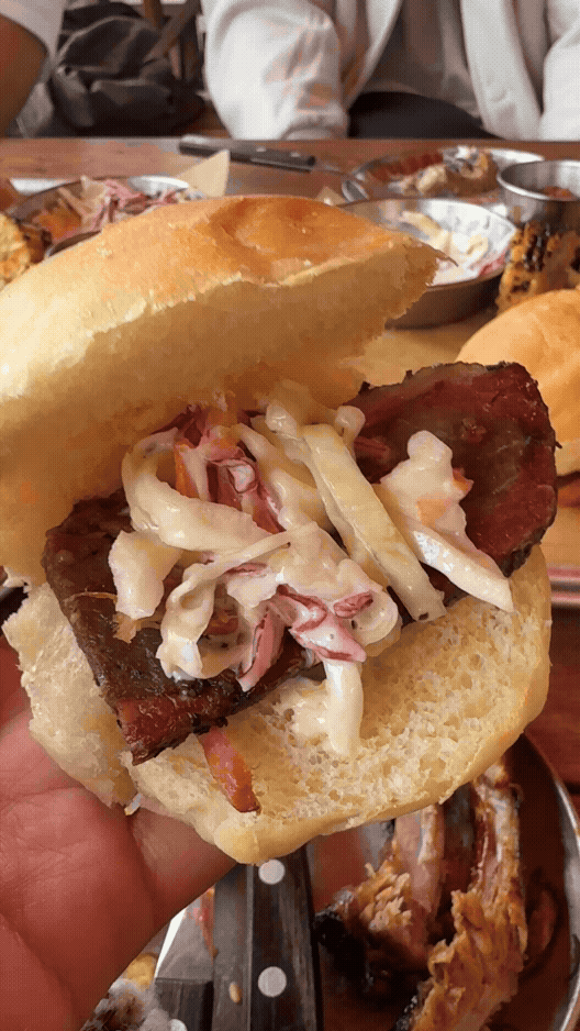 로코스바비큐 브리스킷 + 코울슬로 조합을 번에 넣는 순간 GIF