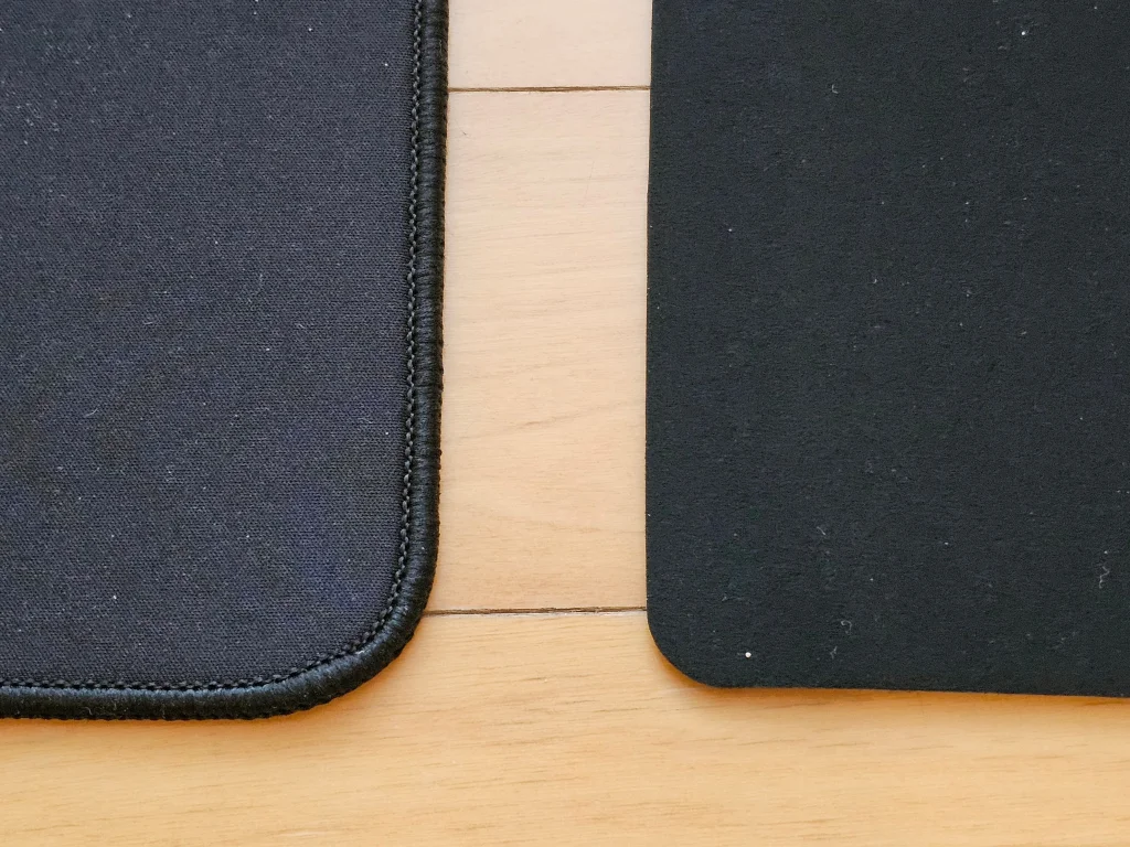 다이소 저가형 마우스 패드 표면 비교 (왼쪽 : 게이밍 마우스 패드, 오른쪽 : 보통 마우스 패드)