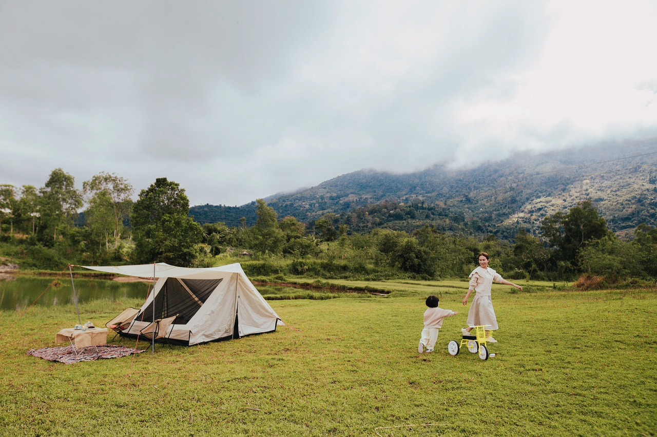 자연속에서-텐트-쳐놓고-뛰노는-엄마와-아이