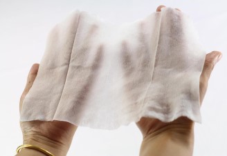 휴대폰 세척 잘못하면 액정 보호막 망가집니다