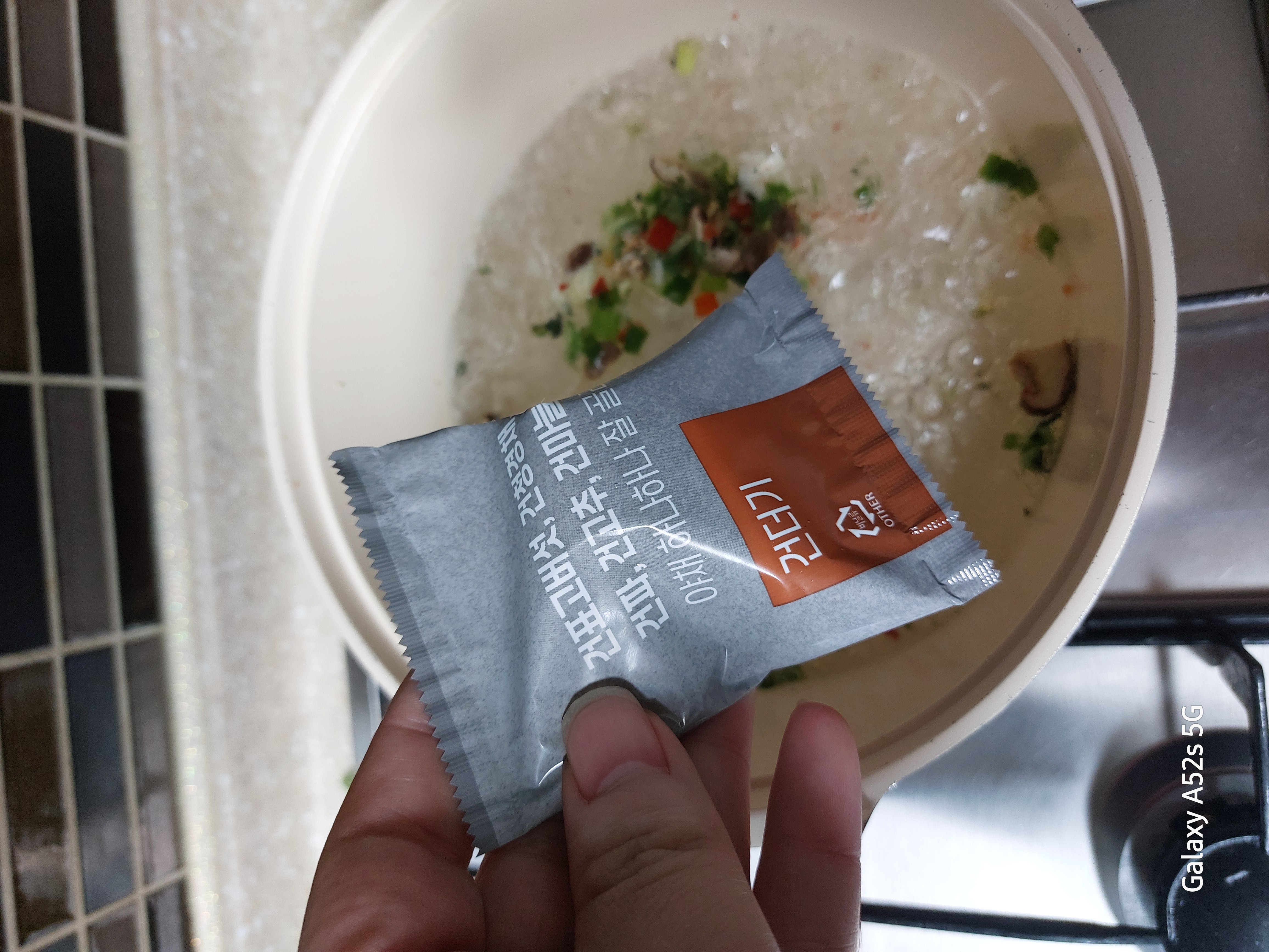 미식 장인라면의 건더기 스프는 큼직하게 들어가 있음.