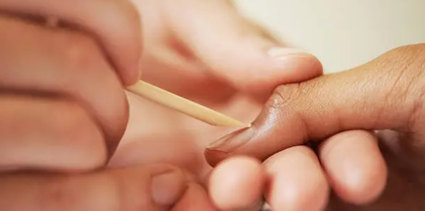 큐티클 관리하는 사진