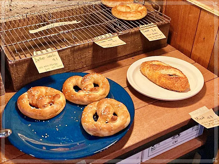 대구 교동시장 맛집 디저트 베이커리 카페&#44; 대파 크림 치즈 프레즐