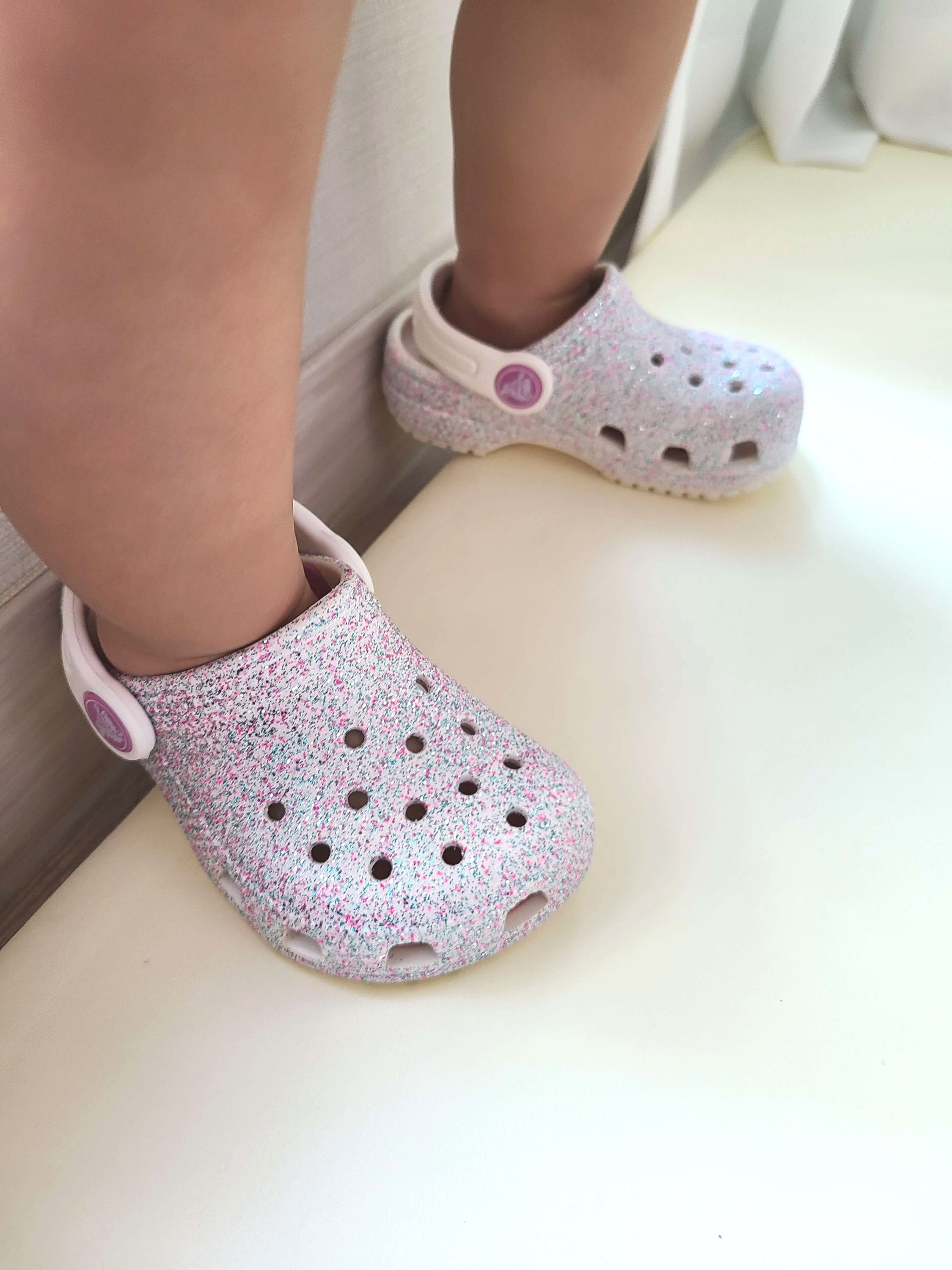 아기 크록스 착화