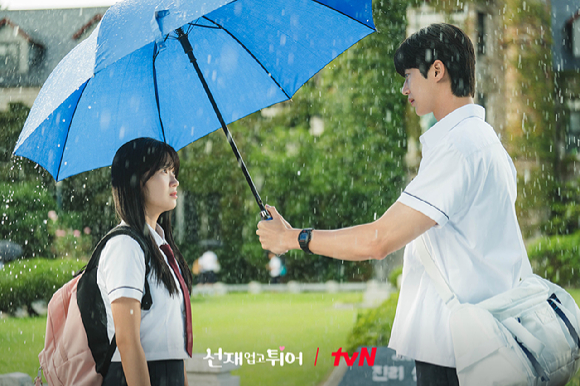 배우 김혜윤과 변우석이 tvN 월화드라마 '선재 업고 튀어'에서 연기 호흡을 맞추고 있다. [사진=tvN]