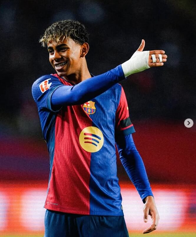 라민 야말&amp;#44; 바르셀로나 유니폼을 입고 미소짓는 모습