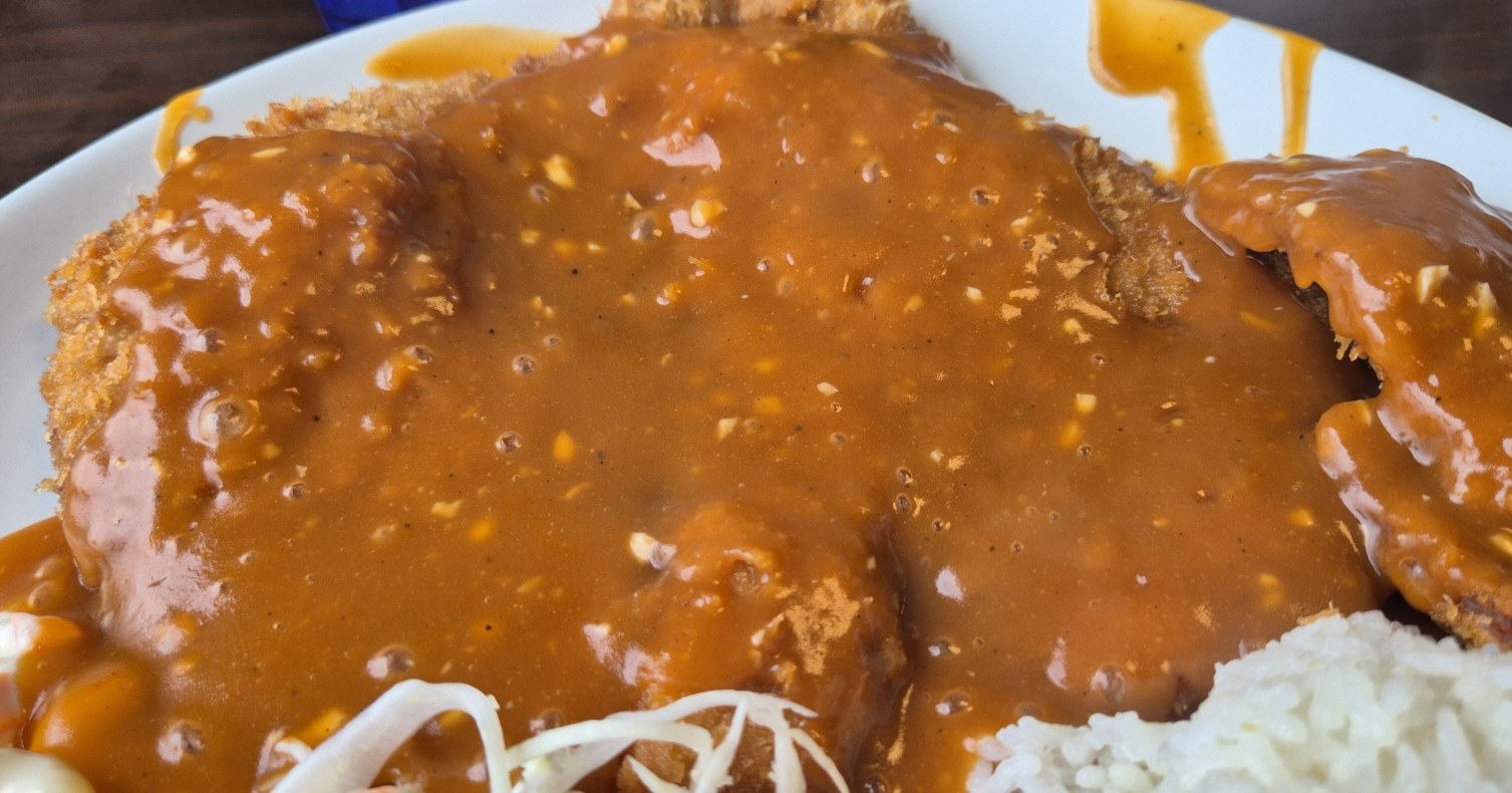 노란 소스가 올라간 특대돈까스