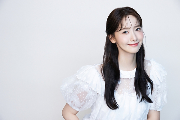 배우 임윤아(소녀시대 윤아)가 JTBC 드라마 '킹더랜드' 종영 기념 일문일답을 전하기 전 포즈를 취하고 있다. [사진=SM엔터테인먼트]