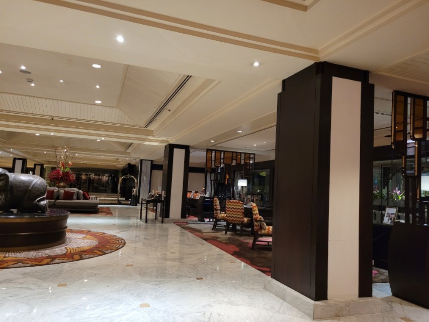 아난타라 리버사이드 방콕 로비 내부 모습