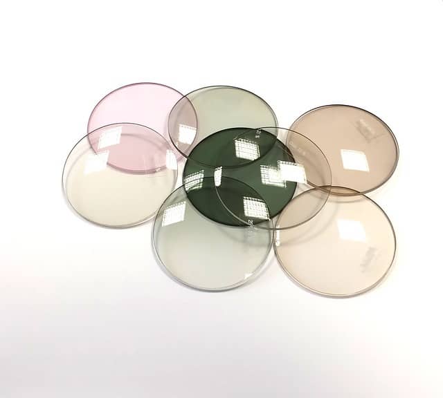 올바른 안경과 렌츠 착용