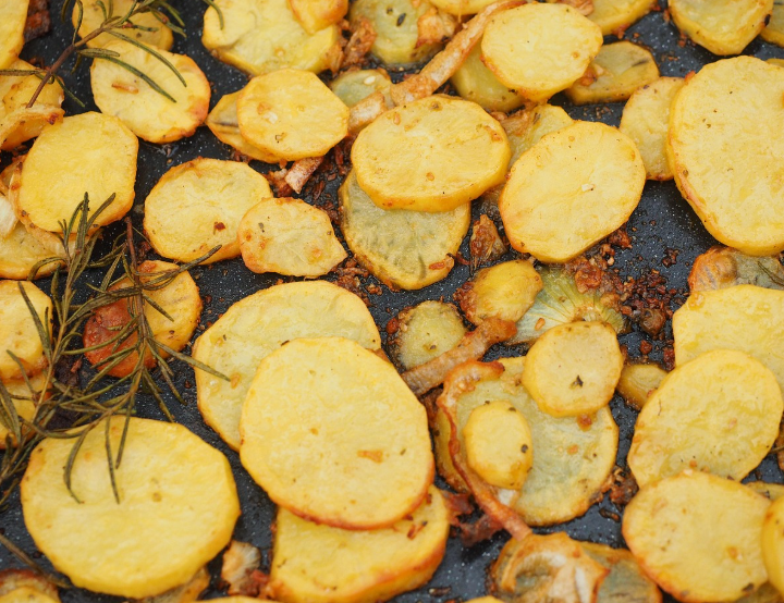 감자를 편으로 썰어 요리했다