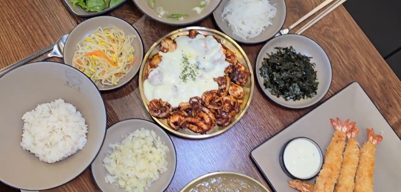 쭈꾸미와 반찬, 새우튀김이 차려진 상