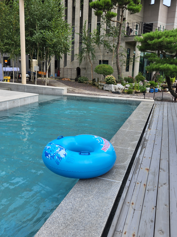 더리버에스_풀빌라_수영장_06