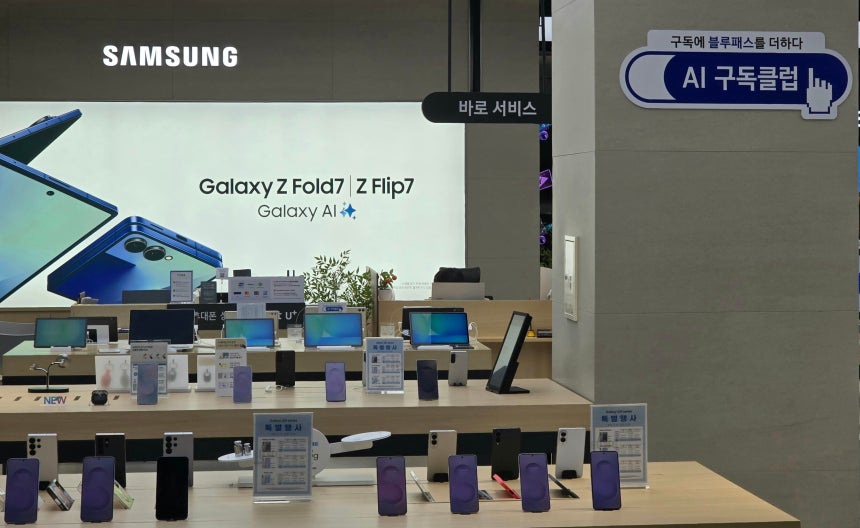 3일 서울 영등포구 여의도동 더현대 5층 삼성전자 매장에 ‘구독’ 상품 판매 안내 문구가 부착돼 있다.