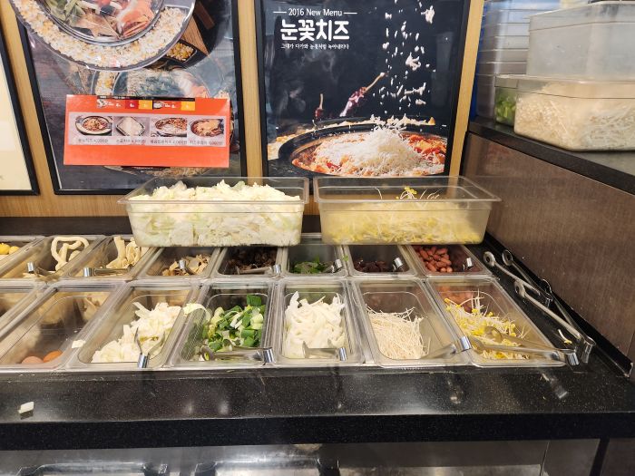 두끼-떡볶이-매장-재료-사진