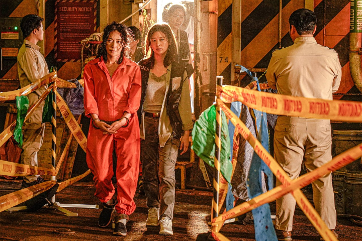 늑대사냥스틸컷_정소민이장영남을데리고배안으로들어가고있다