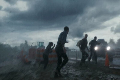 영화 인 투더 스톰 토네이도를 피해 도망다니는 사람들의모습