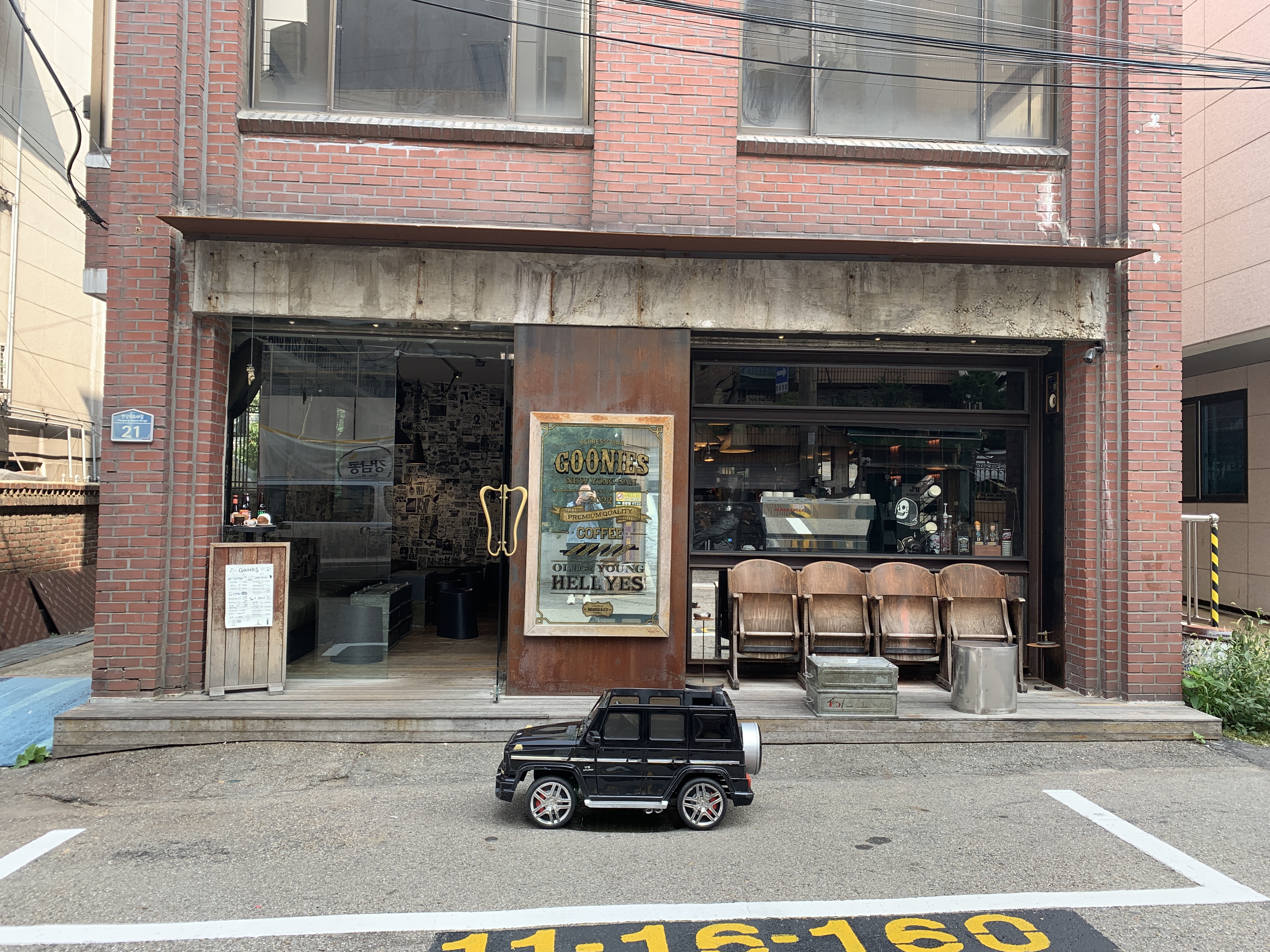 용리단길-힙한카페-할로윈카페-독특한카페-용산카페