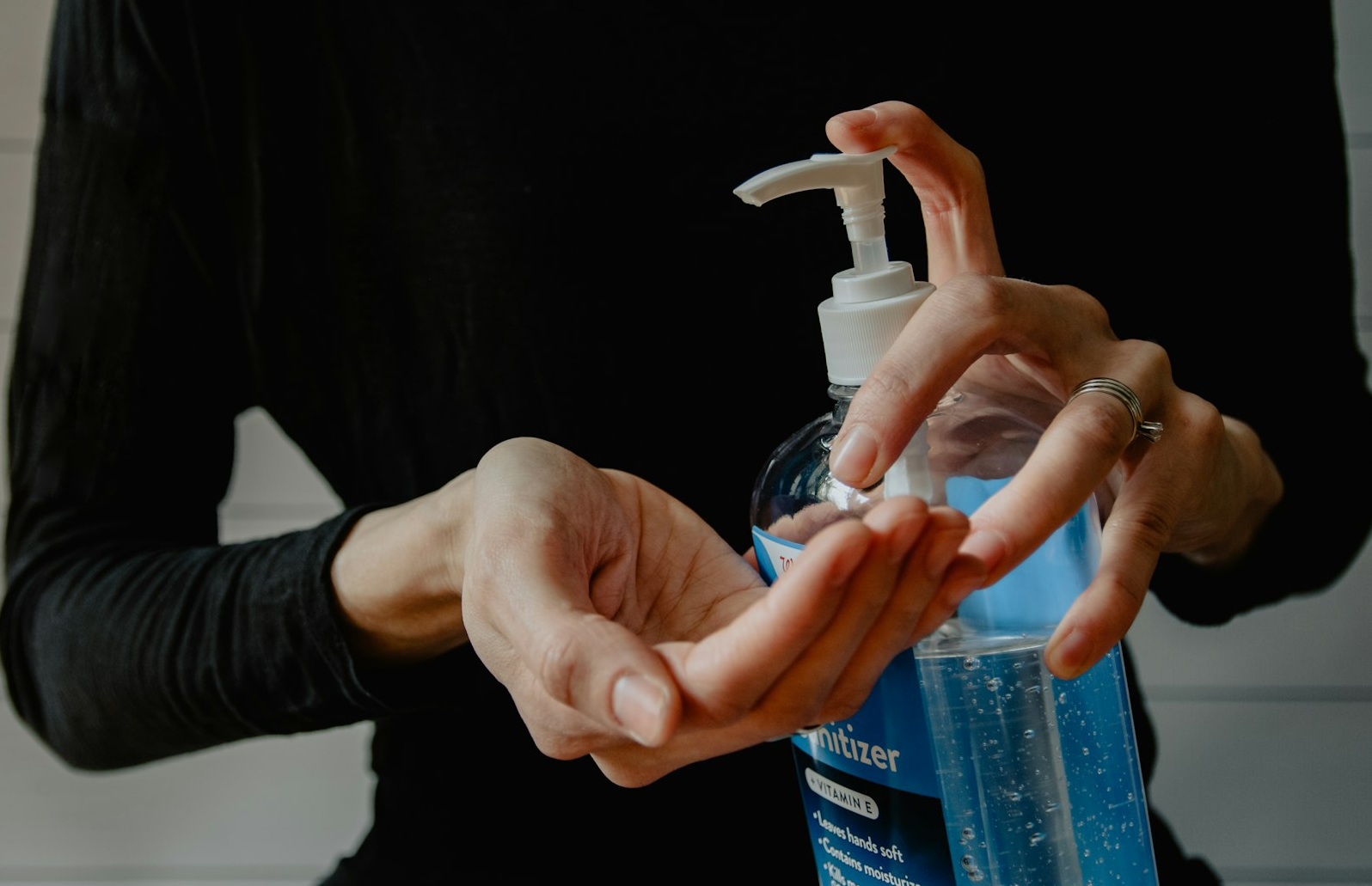 손소독제를 사용하는 모습
