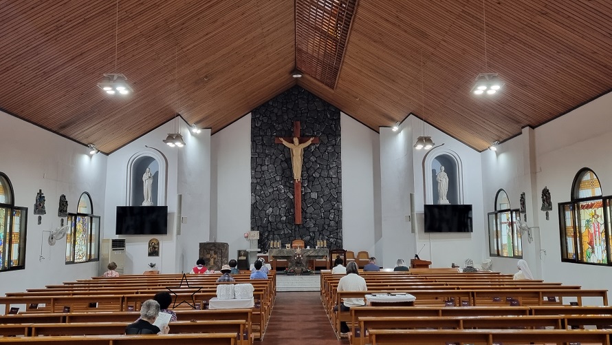 울산 월평성당 성전 안 제대, 제단, 십자가상, 감실, 스테인드글라스, 십자가의 길 사진