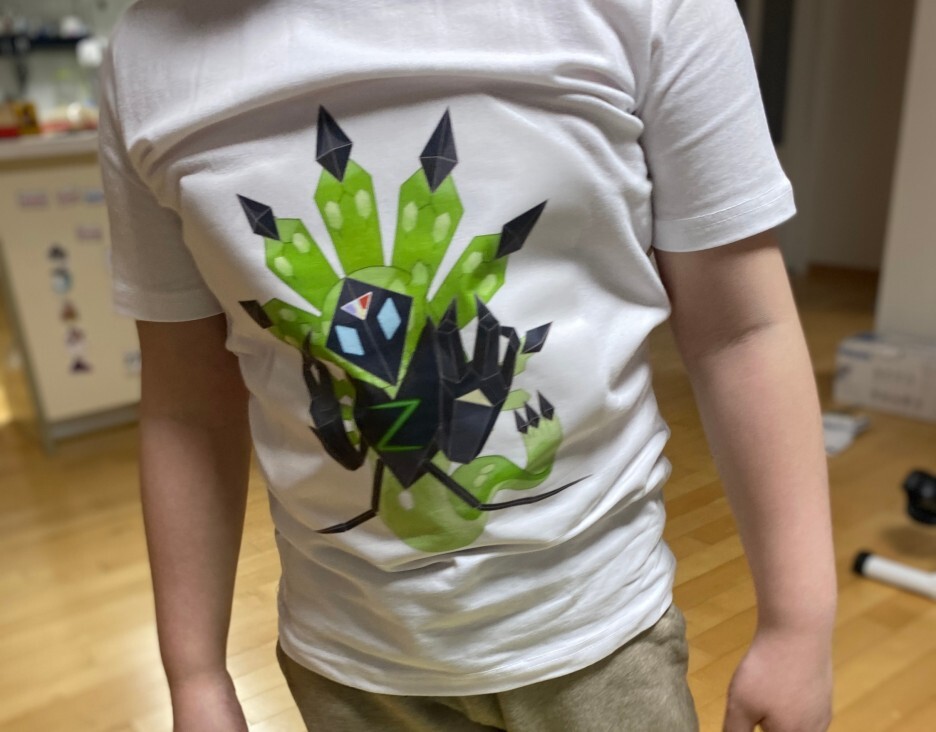 오린 전사지를 다리미로 옷에 붙이기