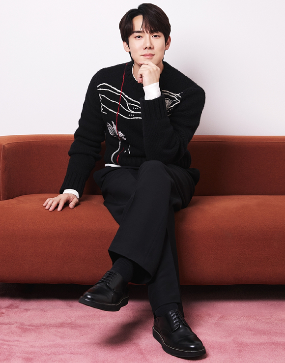 배우 유연석이 '지금 거신 전화는' 종영 인터뷰에 앞서 사진 촬영을 하고 있다. [사진=킹콩by스타쉽 ]