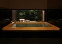 넓은 나무틀안에 물이 받아져 있다