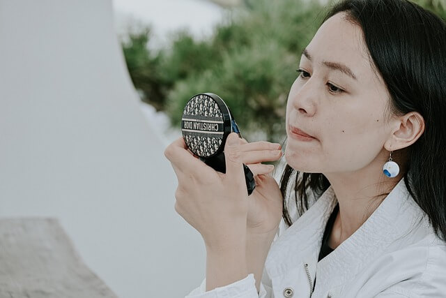 화장을 하고 있는 여성의 사진