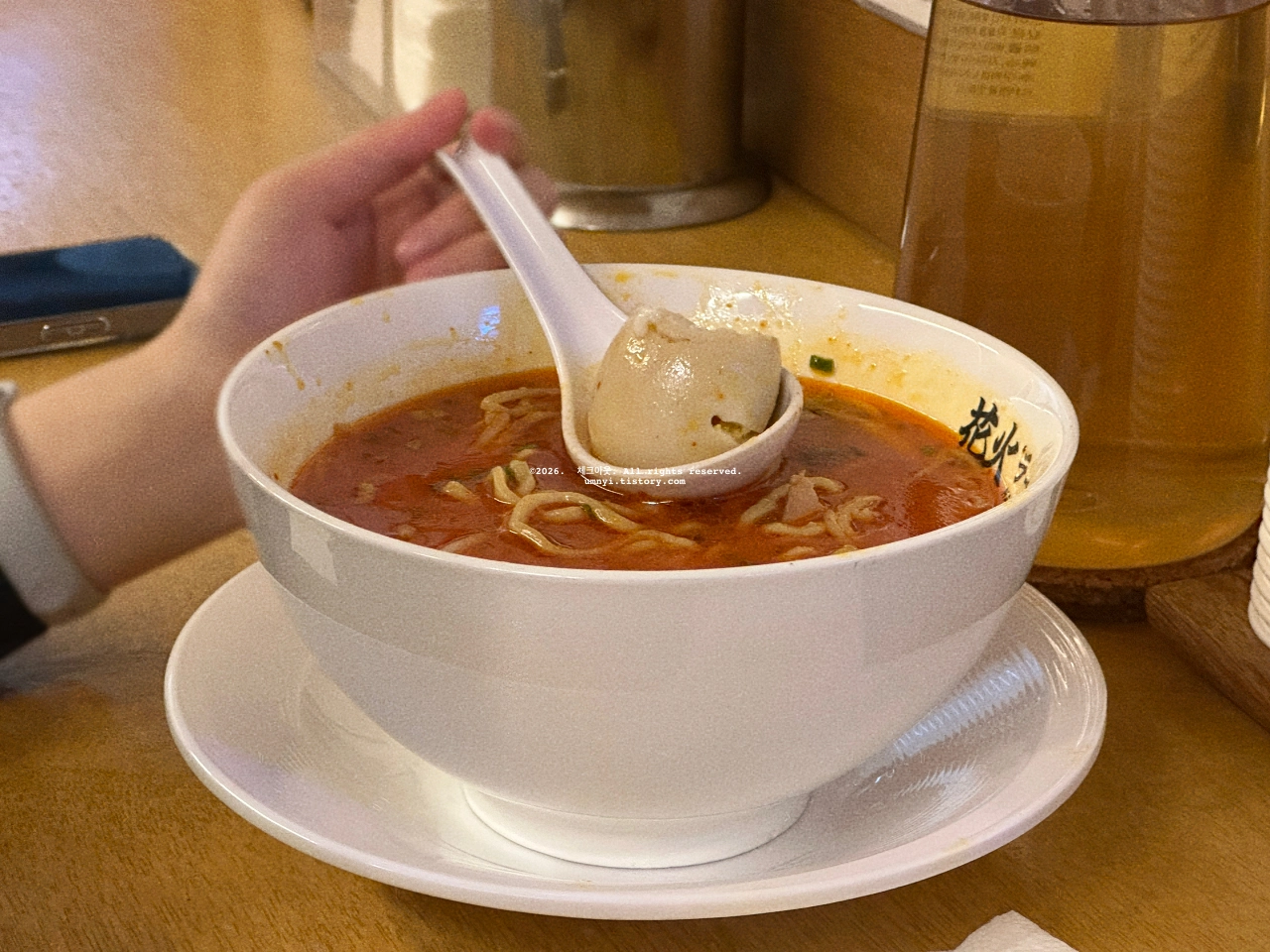 수원 인계동 나혜석거리 일본 라멘 맛집 추천 하나비라멘 식당에서 주문한 카라 미소라멘을 촬영한 사진