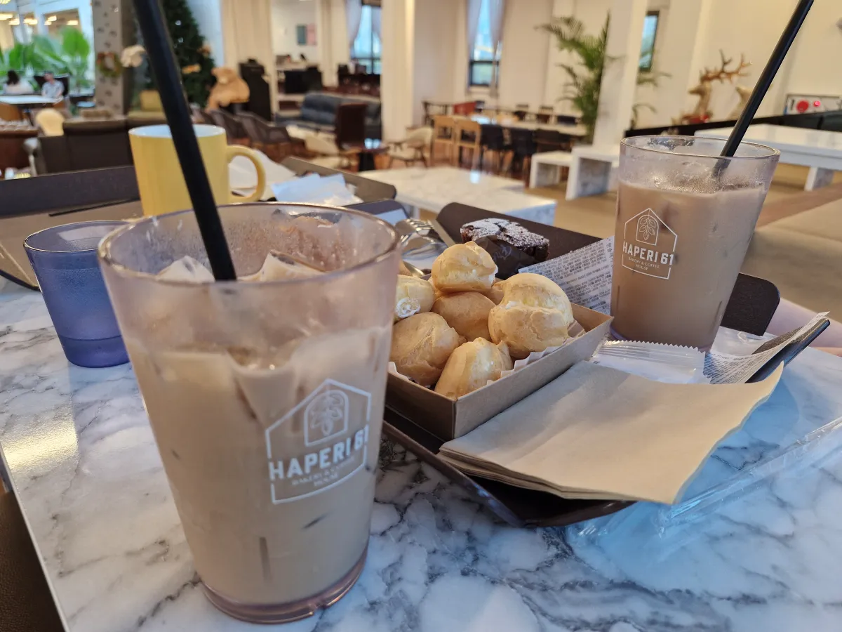 커피와-빵접시가-놓여져있는-테이블