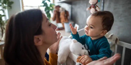 엄마와 대화하는 아기