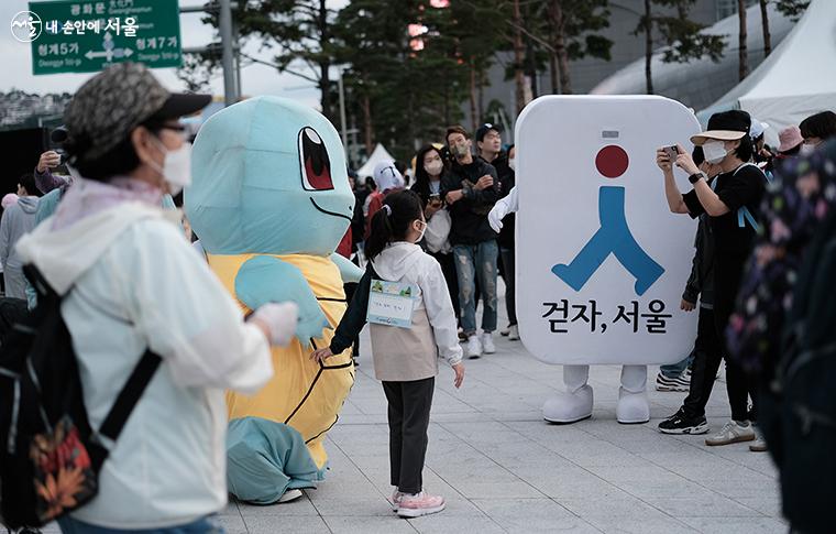 포켓몬스터 캐릭터와 사진을 찍는 어린이 참가자 ⓒ김아름