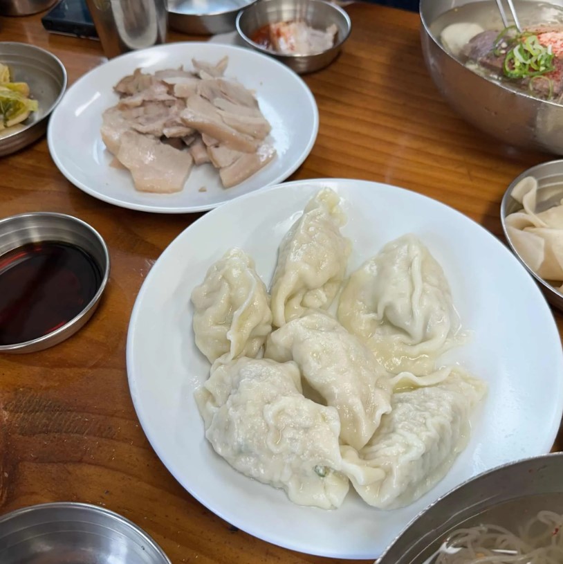 필동면옥의 또 다른 인기 메뉴 수육과 만두