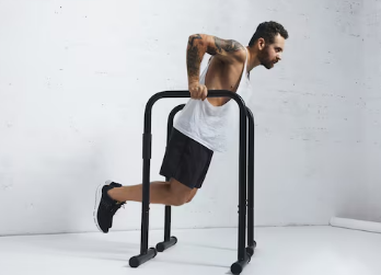 딥스를 하는 남성의 사진