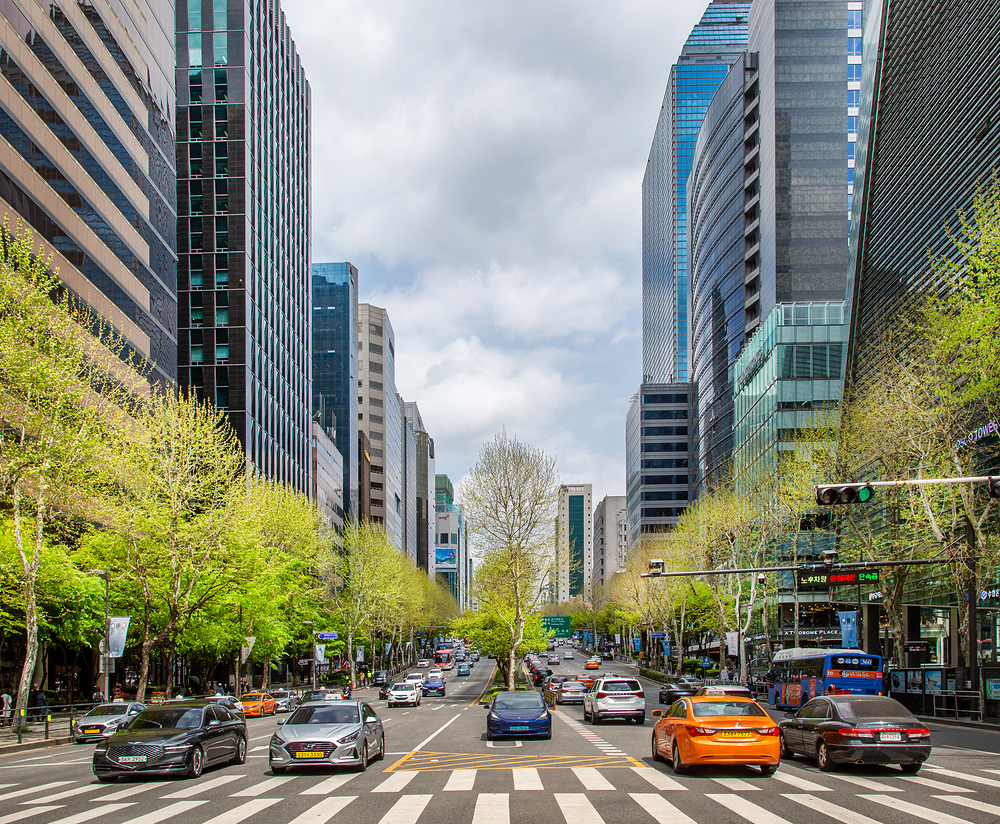 제로에너지빌딩은 다양한 기술과 설계 전략을 통해 에너지를 절약하고 생산하는 목표를 달성합니다. 첫 번째로, 건물의 외부 구조와 절연재를 효율적으로 설계하여 열 전달을 최소화합니다.