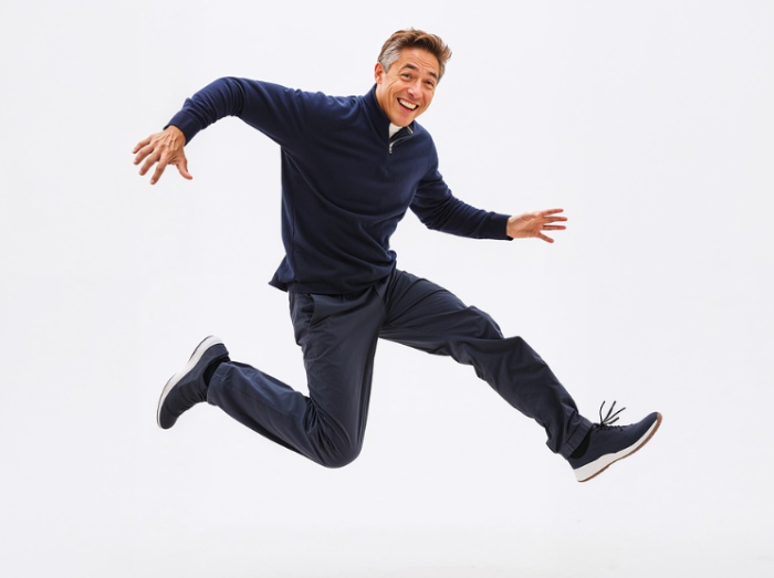 중년 다이어트 성공 후 활기차게 점프하는 40대 남성 건강 이미지