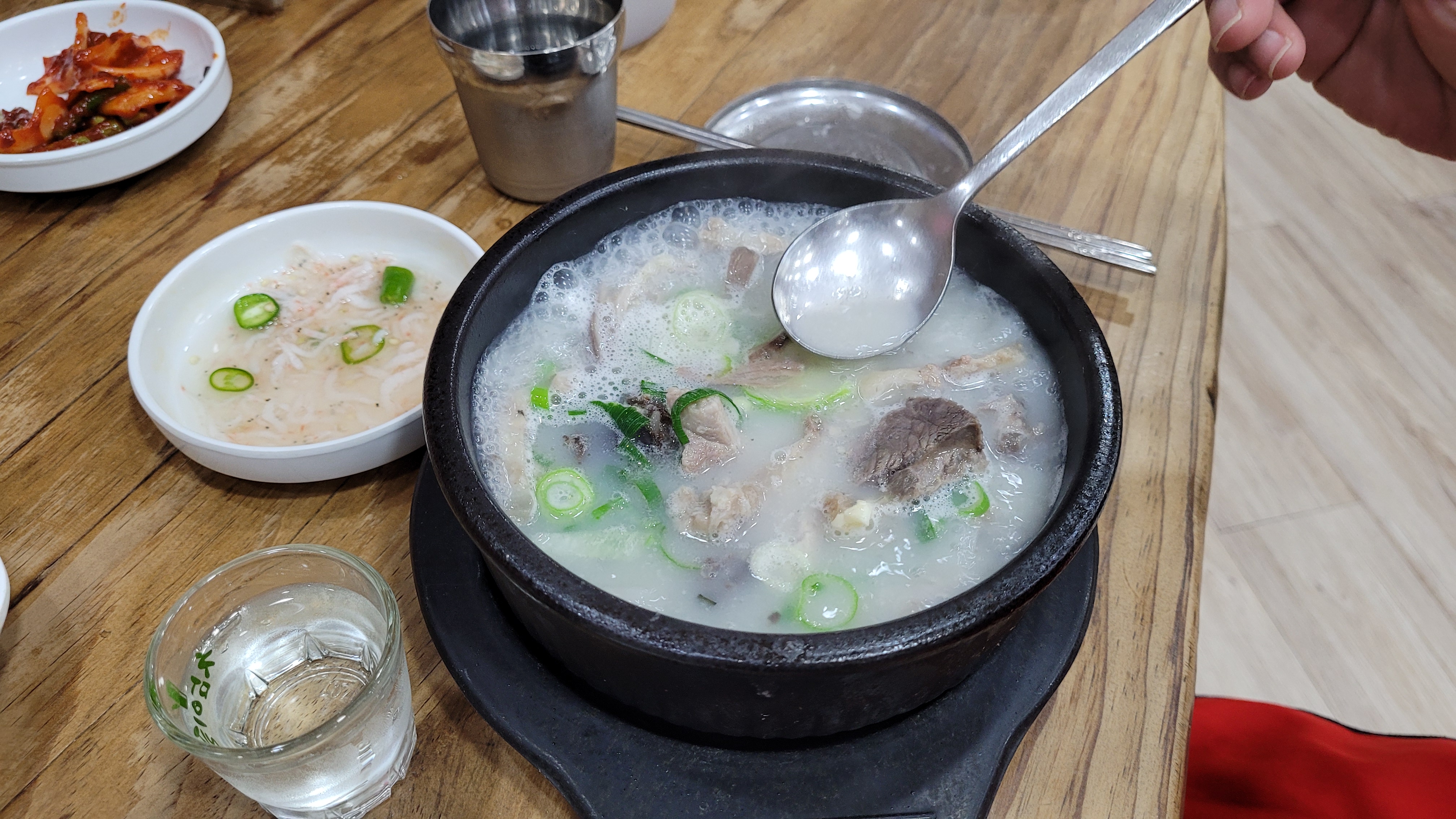 도가순대국 한뚝배기에 간을 맞추는 모습